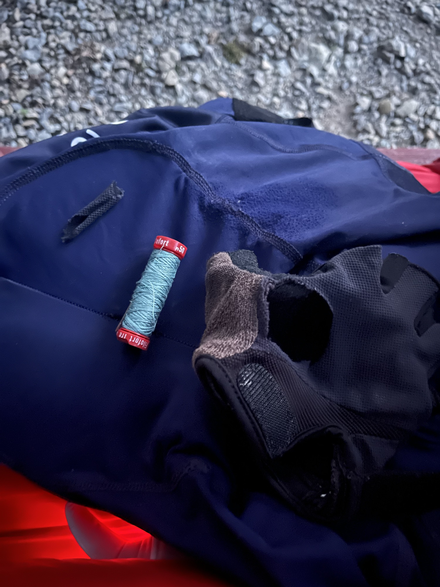 Hose reparieren mit Handschuhstoff